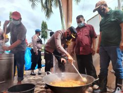 Tinjau Dapur Umum, Kapolres Ikut Bantu Masak Makanan Siap Saji