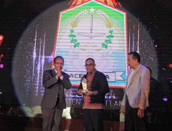 Bupati Aceh Jaya, Terima Penganugerahan Serambi Awards Ke-33, Katagori Kabupaten Peduli Lansia