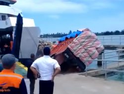 Truck Angkutan Logistik Tujuan Simeulue Terjungkal Kelaut Di Dermaga Kuala Bubon