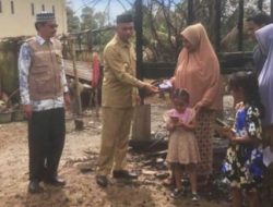 Bupati Nagan Raya Tinjau Rumah Kebakaran Antar Bantuan Masa Panik