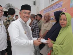 Bupati Aceh Jaya Antar Langsung Bantuan Aslureti Kepada Masyarakat Lansia