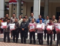 Menyambut HUT-RI Ke 77 Bupati Nagan Raya Bagikan Paket Bendera Merah Putih Untuk Dikibarkan