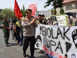 Kapolres Aceh Barat Turun Langsung Mengamankan Aksi Demo Penyampaian Pendapat Di Meulaboh