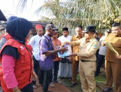 Satu Unit Rumah Ludes Dilahap Sijago Merah, Pj Bupati Aceh Jaya Turun Langsung Serahkan Bantuan Masa Panik