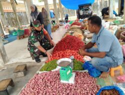 Pantau Pasar, Babinsa Pasie Raya Cek Harga Sembako Di Pasar Tradisional