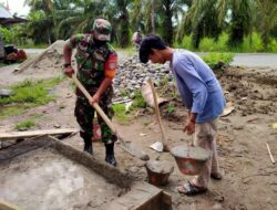 Guna Tercipta Sinergitas TNI Bersama Rakyat, Babinsa Ini Bantu Kerja Bangun Rumah Warga Desa Binaannya