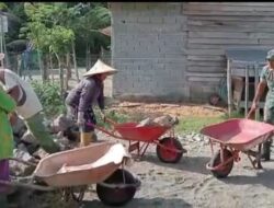 Babinsa Ikut Bantu Warga Bergotong Royong Perbaikan Saluran Irigasi Sawah