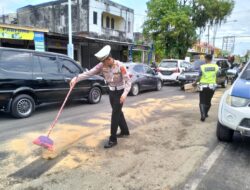 Antisipasi Kecelakaan, Satlantas Polres Aceh Barat Bersihkan Tumpahan Minyak Di Jalan