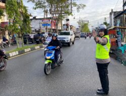 Satlantas Polres Aceh Barat Lakukan Pengaturan Lalu-lintas didepan sekolah Demi Keselamatan Bersama