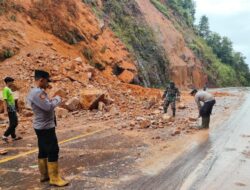 Tanah Longsor Menutupi Sebagian Badan Jalan Nasional Lintas Barat Selatan, Danposramil Indra Jaya Turun Tangan