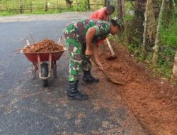 Babinsa Bantu Warga Membuat Rabat Beton Jalan Desa