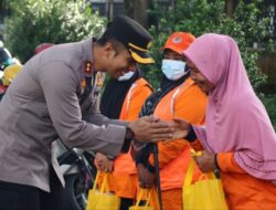 Polres Nagan Raya Salurkan Bantuan Sosial Untuk Petugas Kebersihan