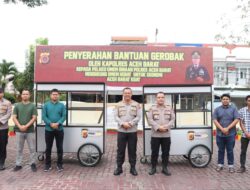 Peduli UMKM, Kapolres Aceh Barat Serahkan  Bantuan Gerobak Bagi Pelaku UMKM