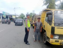 Antisipasi Kemacetan, Satlantas Polres Aceh Barat Lakukan Pengaturan di Depan SPBU