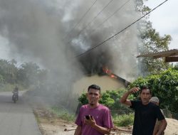 Diduga Akibat Arus Pendek, Satu Unit Rumah Warga Pasie Raya Hangus Terbakar
