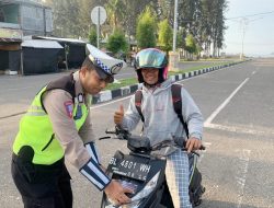 Edukasi Keselamatan, Satlantas Polres Aceh Jaya Pasang Stiker di Kendaraan Warga