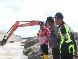 Pj Bupati Aceh Jaya Meninjau Sejumlah Lokasi Banjir dan Serahkan Bantuan Masa Panik