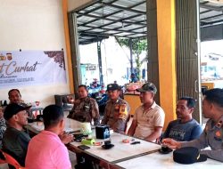 Kapolsek Darul Makmur Ngerumpi Jum’at Curhat Bareng Warga di Warung Kopi