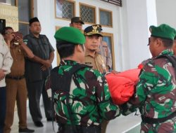 Pj Bupati Aceh Jaya serahkan Bendera Raksasa untuk Dikibarkan Tim Expedisi