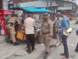 Satpol PP-WH Tertibkan Pedagang Kaki Lima Pinggir Jalan Simpang Peut