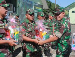 Jelang Hari Raya Idul Fitri, Dandim 0116 Nagan Raya Bagikan Bingkisan Sembako Untuk Anggota