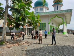 Menjelang Idul Fitri, Personil Polres Nagan Bersihkan Perkarangan Masjid Cot Kuta