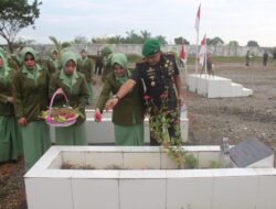 Sambut HUT Persit Ke-78 Dandim 0116/Nara Berziarah Ke Makam Pahlawan Madiun