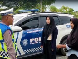 Gatur Pagi, Satlantas Polres Aceh Jaya Tegur Pengendara Motor Tanpa Helm Keselamatan Diri