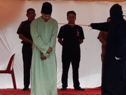 Kejaksaan Negeri Nagan Raya Eksekusi Cambuk Terdakwa Pelaku Judi Online