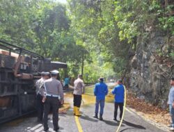 Truck CPO Terguling, Minyak Berlimpah Kebadan Jalan Puncak Geurutee, Arus Lalulintas Sempat Macet