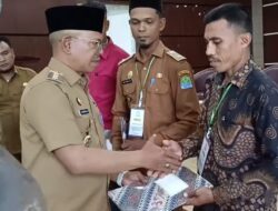 Pj Bupati Aceh Jaya Serahkan Matriks Temuan Hasil Pemeriksaan Gampong Oleh Inspektorat Periode 2015-2023