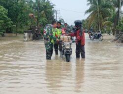 Babinsa Tanggap Cepat Bantu Warga Terdampak Banjir Tripa Makmur