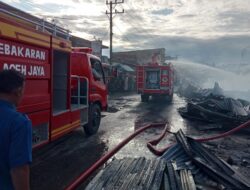 23 Unit Kedai dan 1 Perpustakaan Sekolah Ludes Terbakar Di Lamno