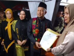 Bupati Aceh Jaya Serahkan Izin Usaha Bagi Pelaku UMKM di Gerai Layanan Perizinan Piasan Raya
