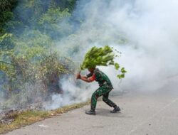 Personil TNI Turun Tangan Padamkan Api di Jalan Lintas Gunung Malem