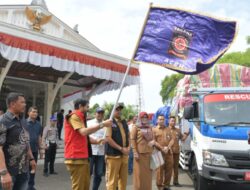Mualem Lepas Truk Bantuan Siaga Bencana untuk 10 Kabupaten di Aceh