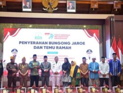Wagub Aceh Berikan Bungong Jaroe kepada Keluarga Pahlawan Nasional