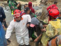 Tim Gabungan Evakuasi Warga Terjebak Bencana di Jembatan Kembar