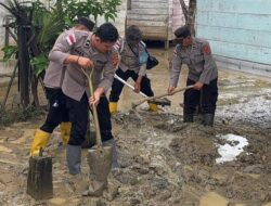 Peduli Pendidikan Al-Qur’an, Polres Nagan Raya Bersihkan Lumpur Banjir dan Bangun Sumur Bor