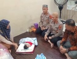 Kapolda Aceh Santuni Bayi Yang Ditemukan di Lamno
