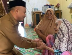 Jawab Janji Kampanye Safwandi Salurkan ASLURETI Bagi 803 Lansia di Aceh Jaya