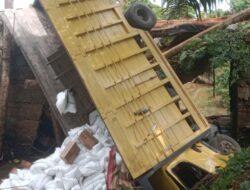 ‎Jembatan Darurat Ambruk, Truk Bantuan Pangan Bulog Terjungkal ke Sungai