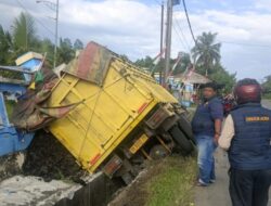Dump Truck Hauling Batu Bara Terguling di Kuala Bubon