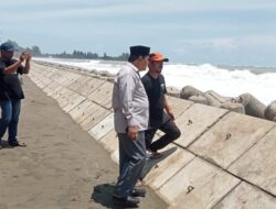 Pastikan Kondisi Terkini, Camat Johan Pahlawan Tinjau Area Terdampak Banjir Rob