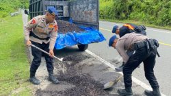 Brimob Calang Bersihkan Cangkang Sawit Berserakan di Jalan Lintas Meulaboh–Banda Aceh