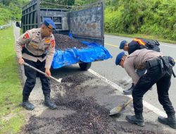 Brimob Calang Bersihkan Cangkang Sawit Berserakan di Jalan Lintas Meulaboh–Banda Aceh